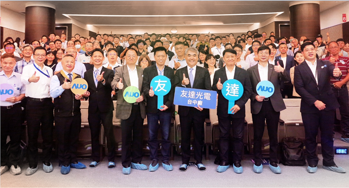 友達以太陽能解決方案領航者，跨足建築領域，4日在台中廠區舉辦「光電建築一體化研討會」，邀請產業先驅共同推動綠化，打造新一代智慧綠建築。